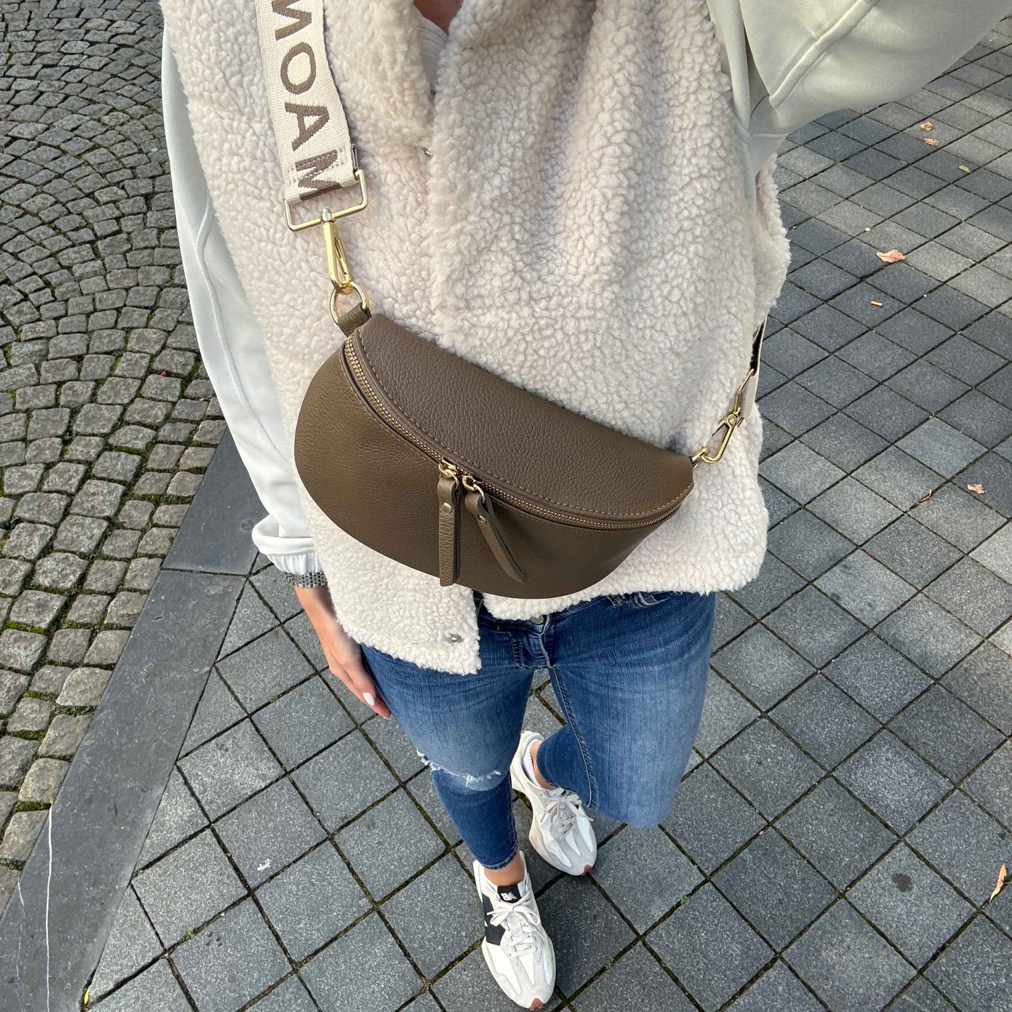 Stylisches Selfie einer Frau im modischen Outfit, trägt Bauchtasche mit MAONI-Gurt als Highlight.