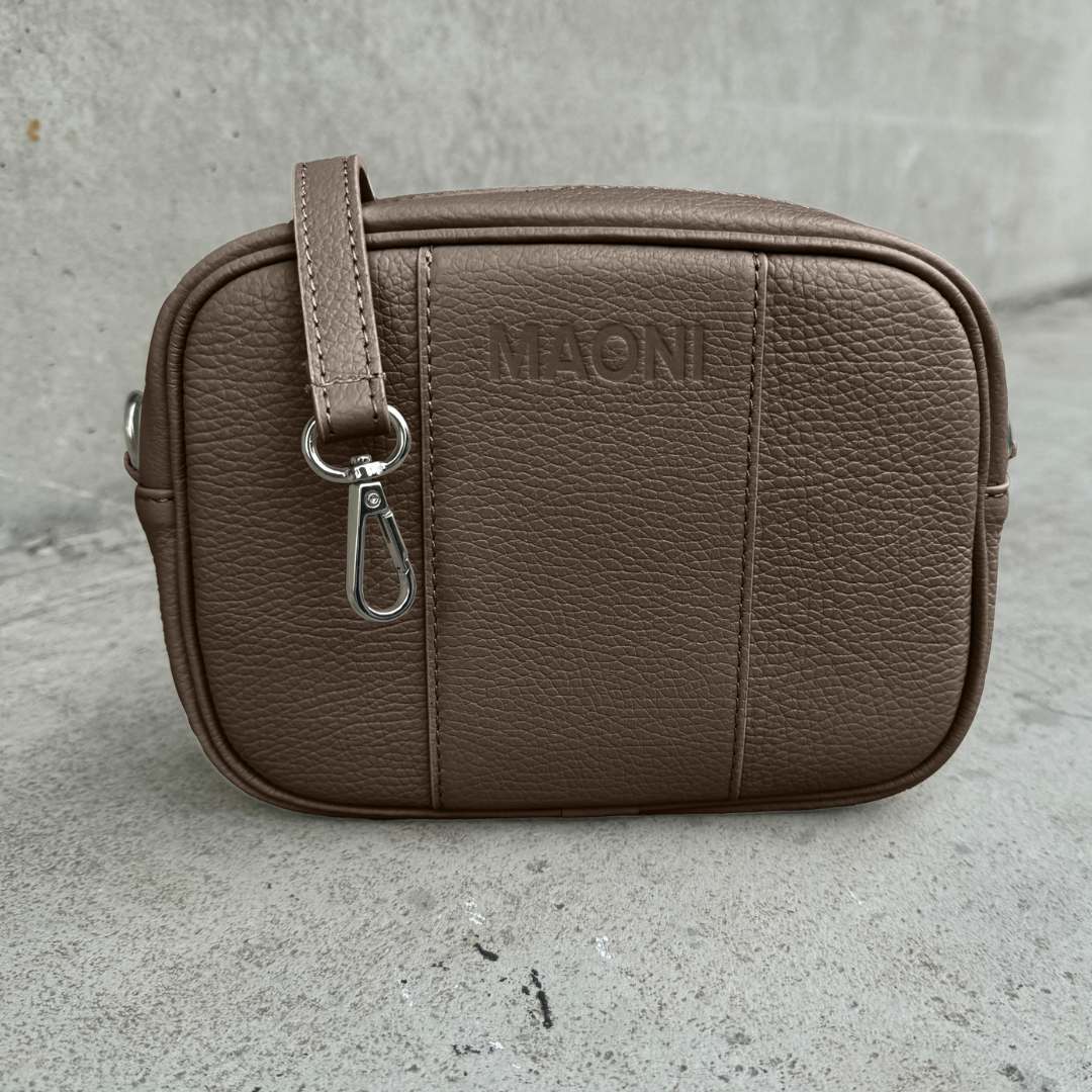 Crossbody-Tasche MAONI in dunkeltaupe mit silbernem Verschluss und klassischem, einfarbigem Ledergurt.