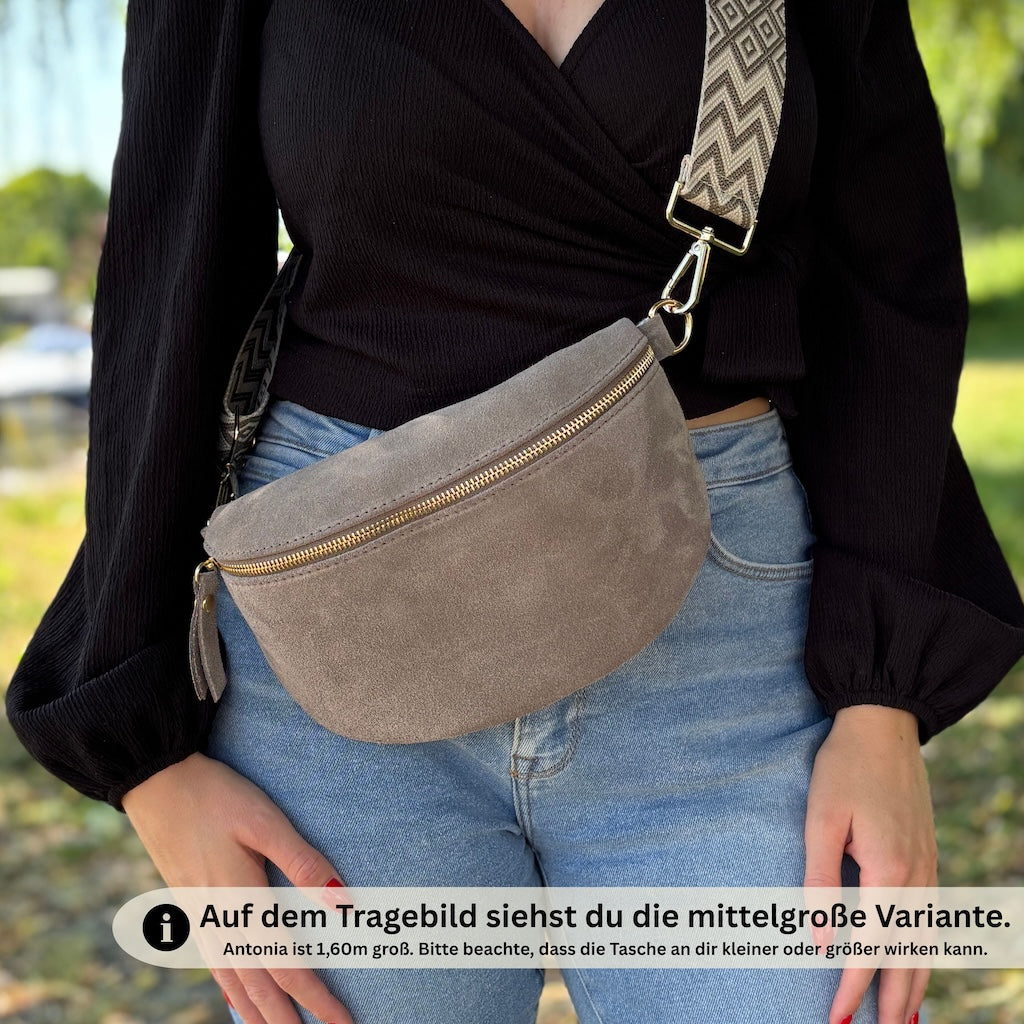 Crossbody getragen: Edle Bauchtasche aus Wildleder in Dunkeltaupe zu schickem Outdoor-Outfit