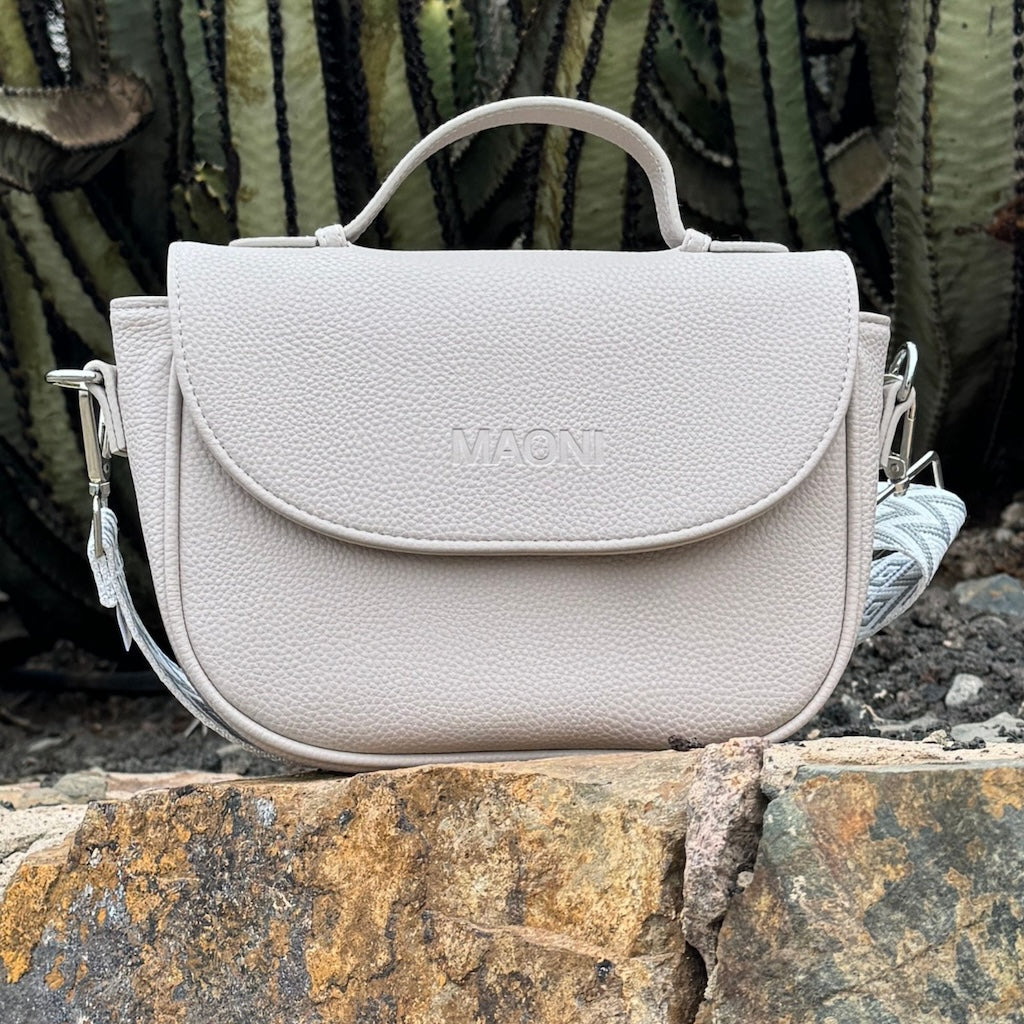 graue Halfmoon Bag mit grauem Gurt