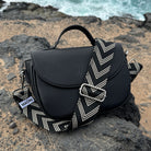 schwarz Halfmoon Tasche am Strand mit Wechselriemen in schwarz beige