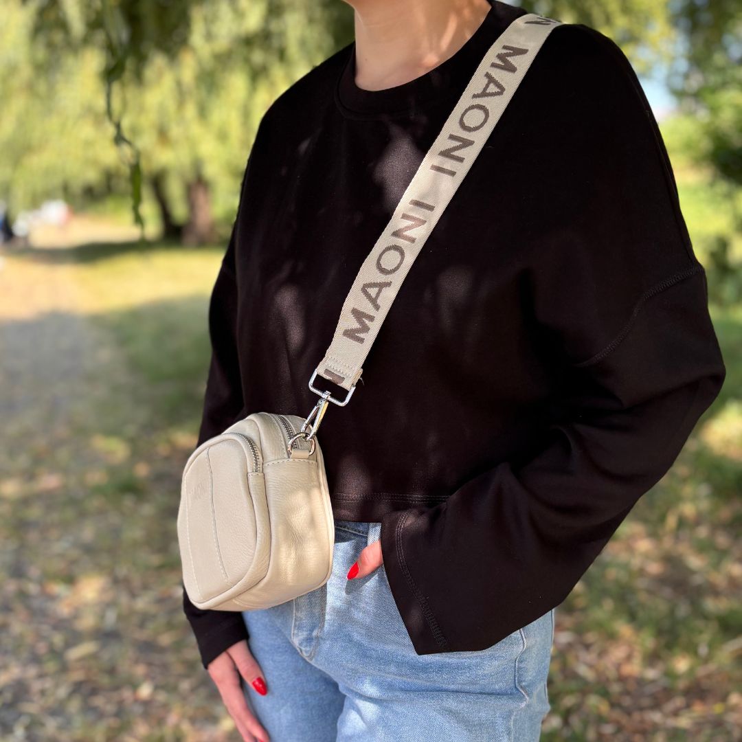 Seitenansicht von Crossbody Tasche in der Farbe beige. Getragen von Frau.