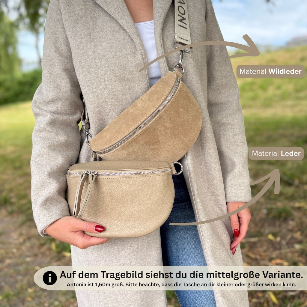 Vergleich von Leder- und Wildleder-Bauchtasche, getragen von Frau – Materialunterschied und Modelgröße (1,60 m) im Bild angegeben