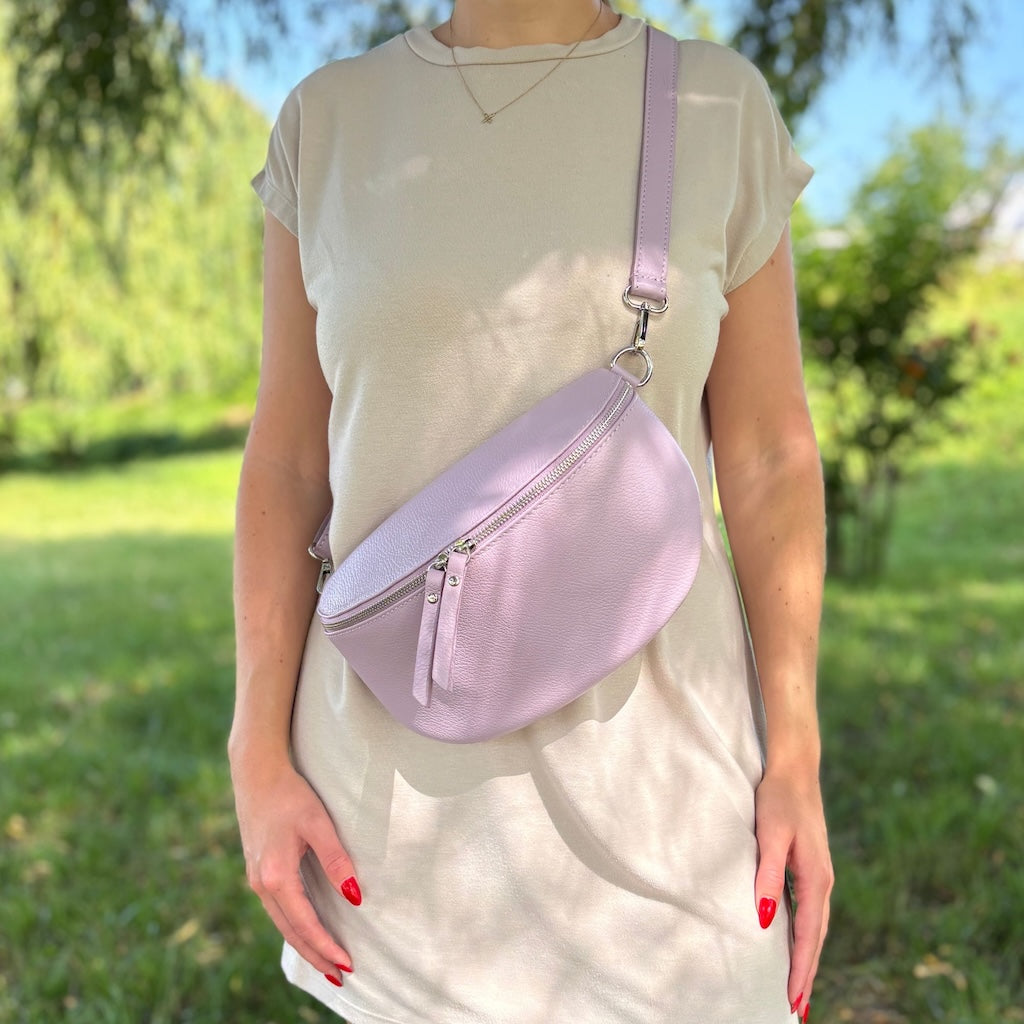 Frau trägt lila Bauchtasche im Sommer