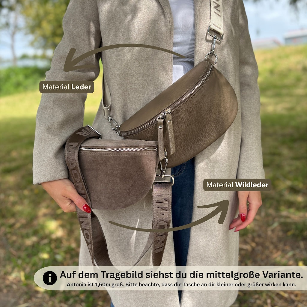 Materialvergleich zweier Damen-Bauchtaschen in Dunkeltaupe – Leder Tasche getragen, Wildleder-Tasche in der Hand, Materialinfo und Modelgröße 1,60 m im Bild sichtbar