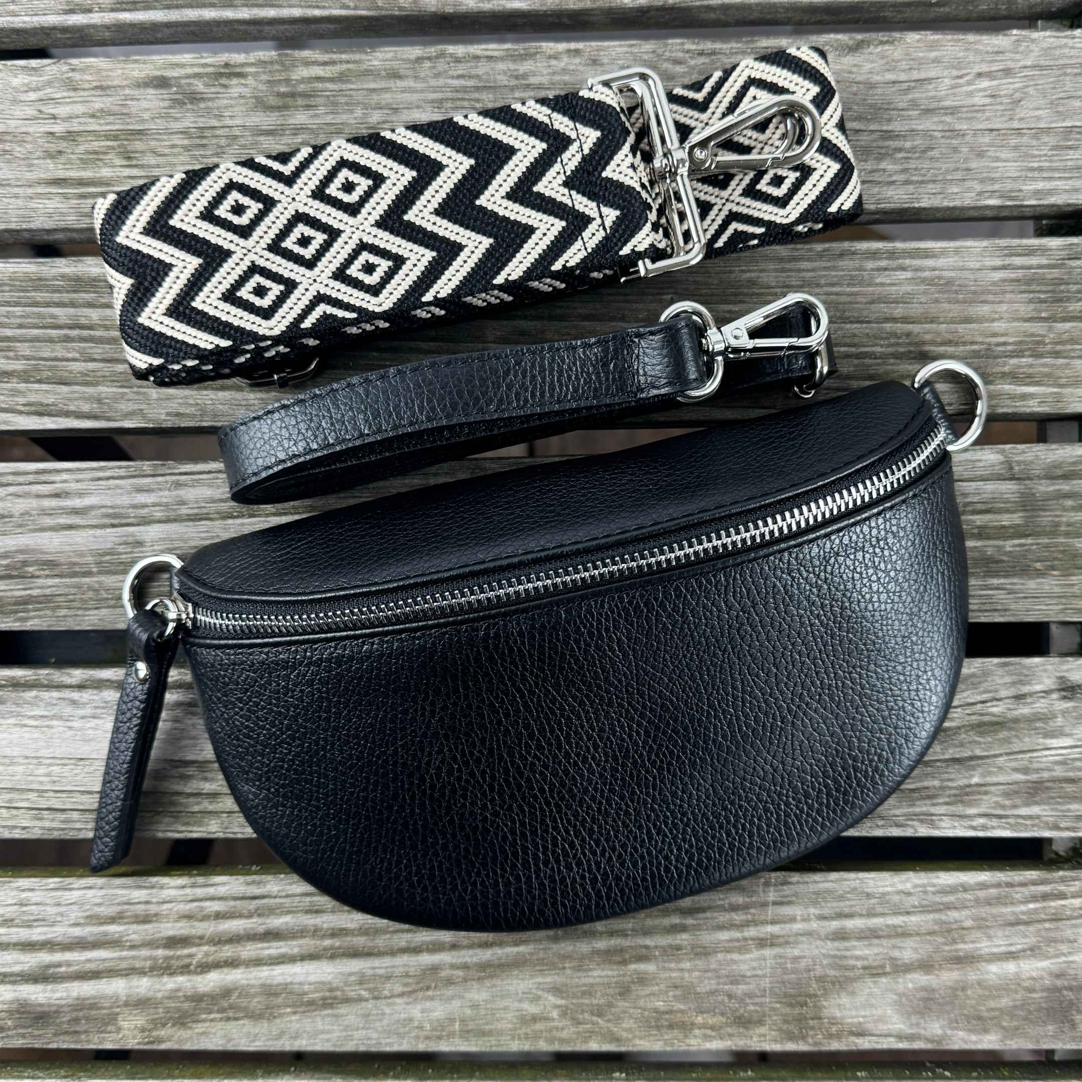 Schwarze Echtleder Bauchtasche mit schlichtem, gemustertem Gurt für einen trendigen aber dezentem Look.