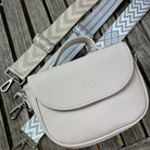 graue Halfmoon Tasche mit drei grauen Taschengurten