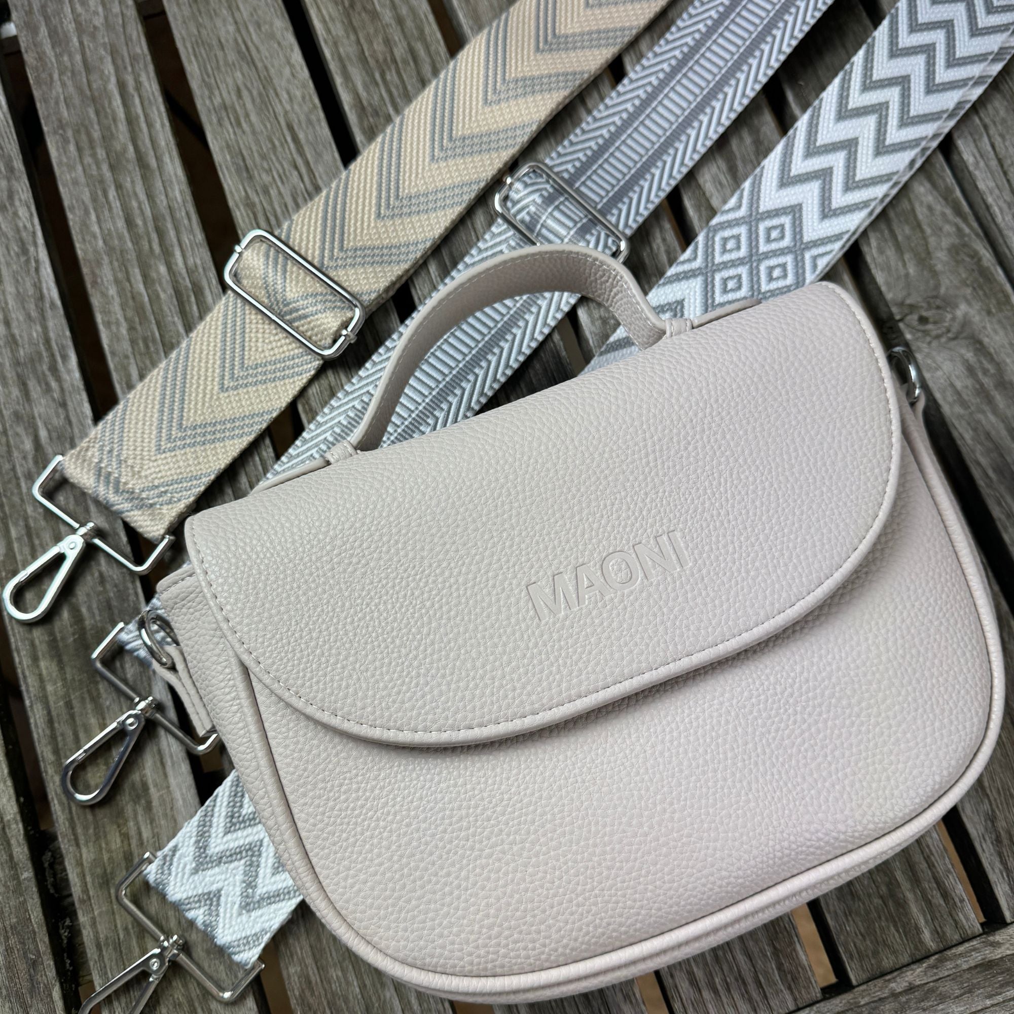 graue Halfmoon Tasche mit drei grauen Taschengurten