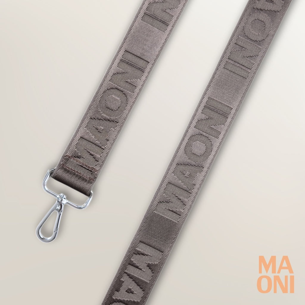 einfarbiger taschengurt braun mit maoni logo