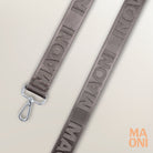 einfarbiger taschengurt braun mit maoni logo