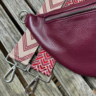 Rote Bauchtasche mit zwei roten Gurten