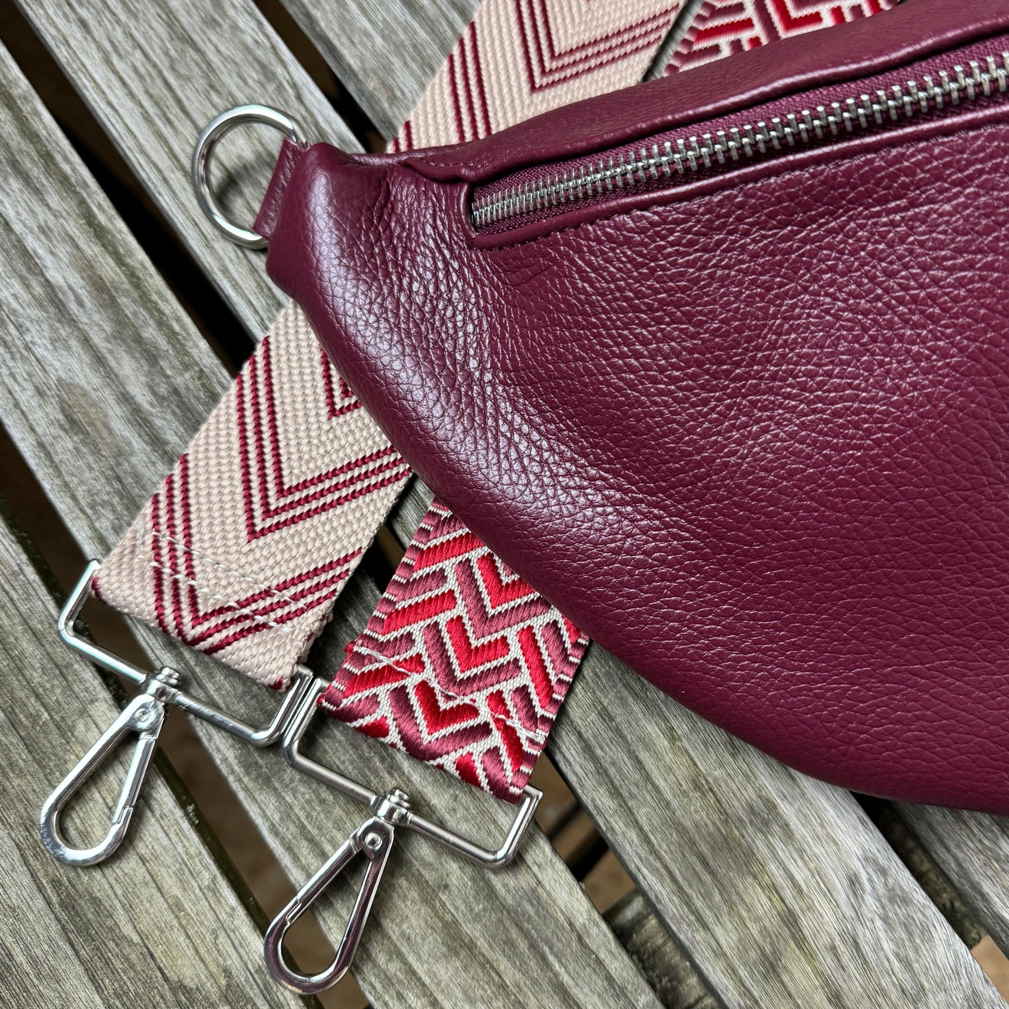 Rote Bauchtasche mit zwei roten Gurten