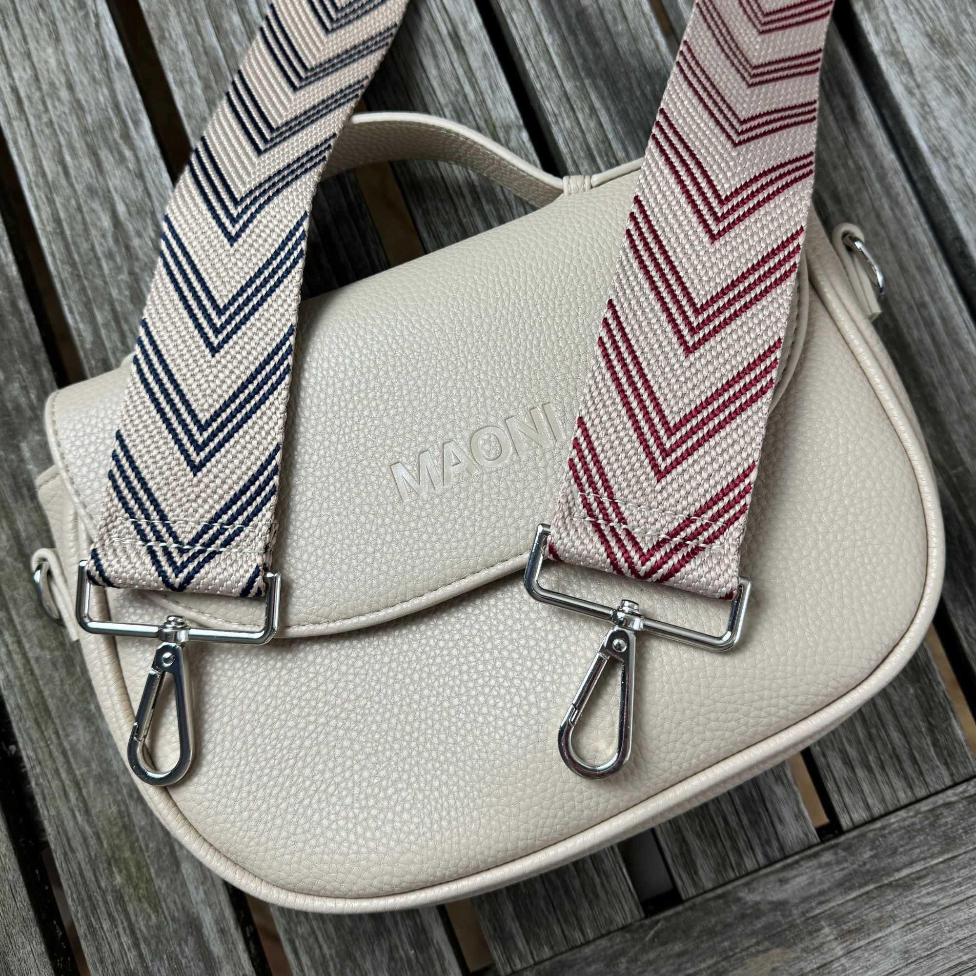 Halfmoon Tasche mit zwei Wechselriemen Taschengurt blau und rot