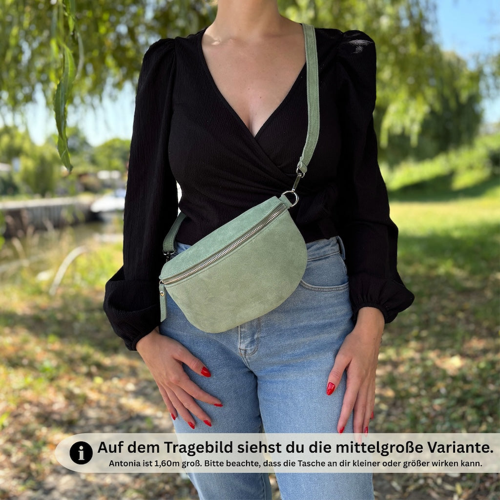 Tragebild der grünen Bauchtasche aus Wildleder mit der Information, dass das Model ungefähr 1.60m groß ist