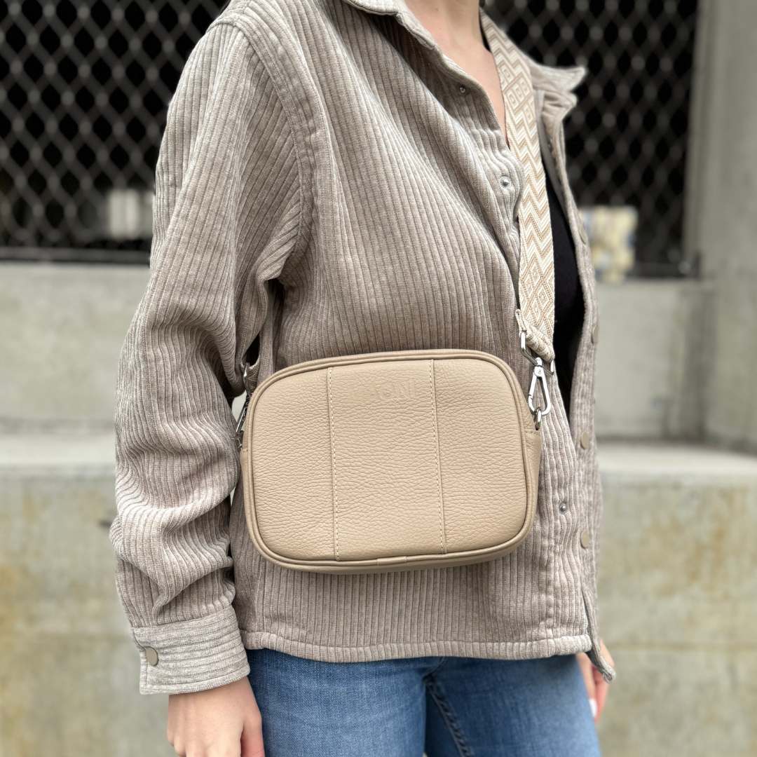 Streetstyle-Look mit der taupen MAONI Tasche und breitem Gurt – trendig, modern und praktisch.