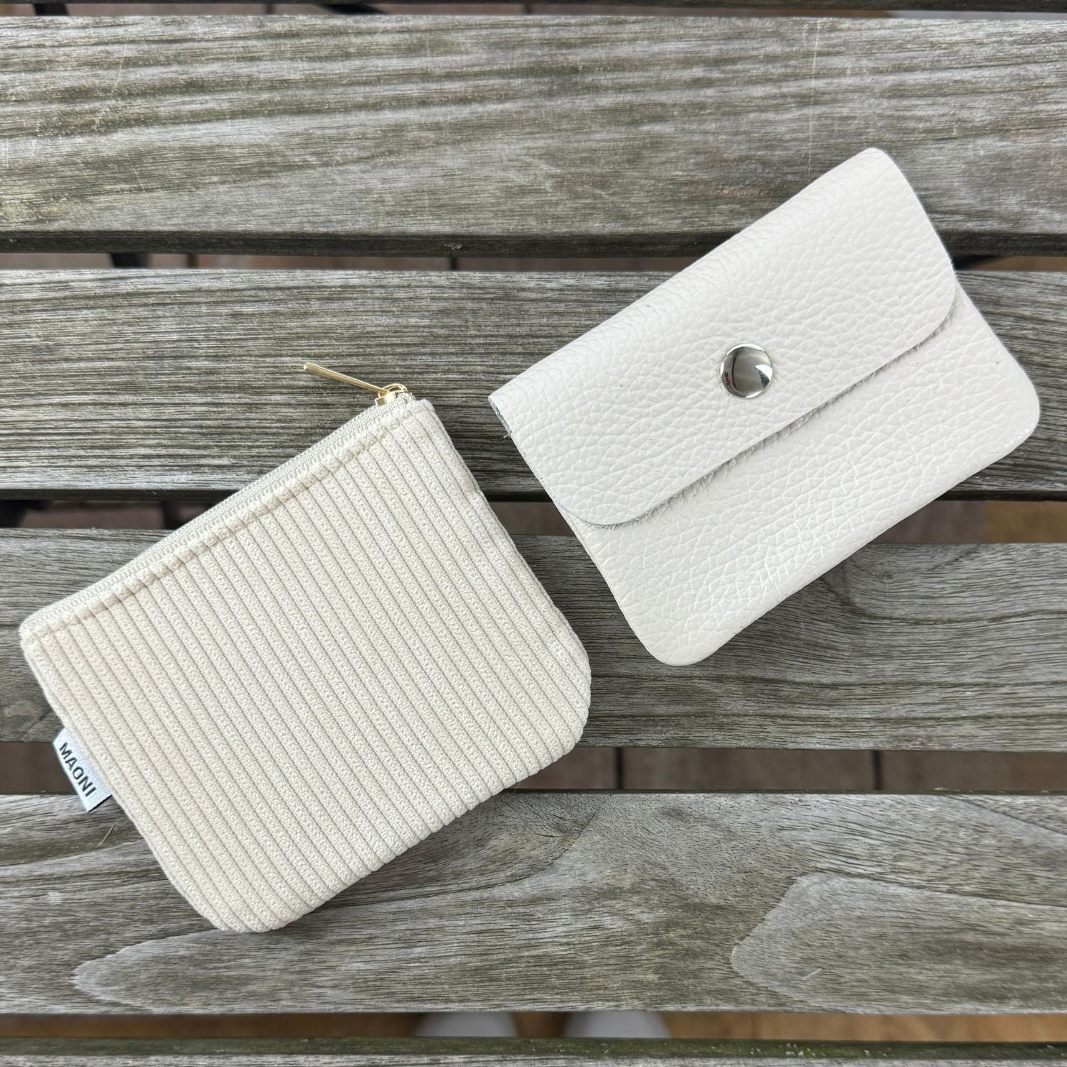 Vergleich zweier Geldbörsen: links Cord Etui, rechts Leder Geldbörse.