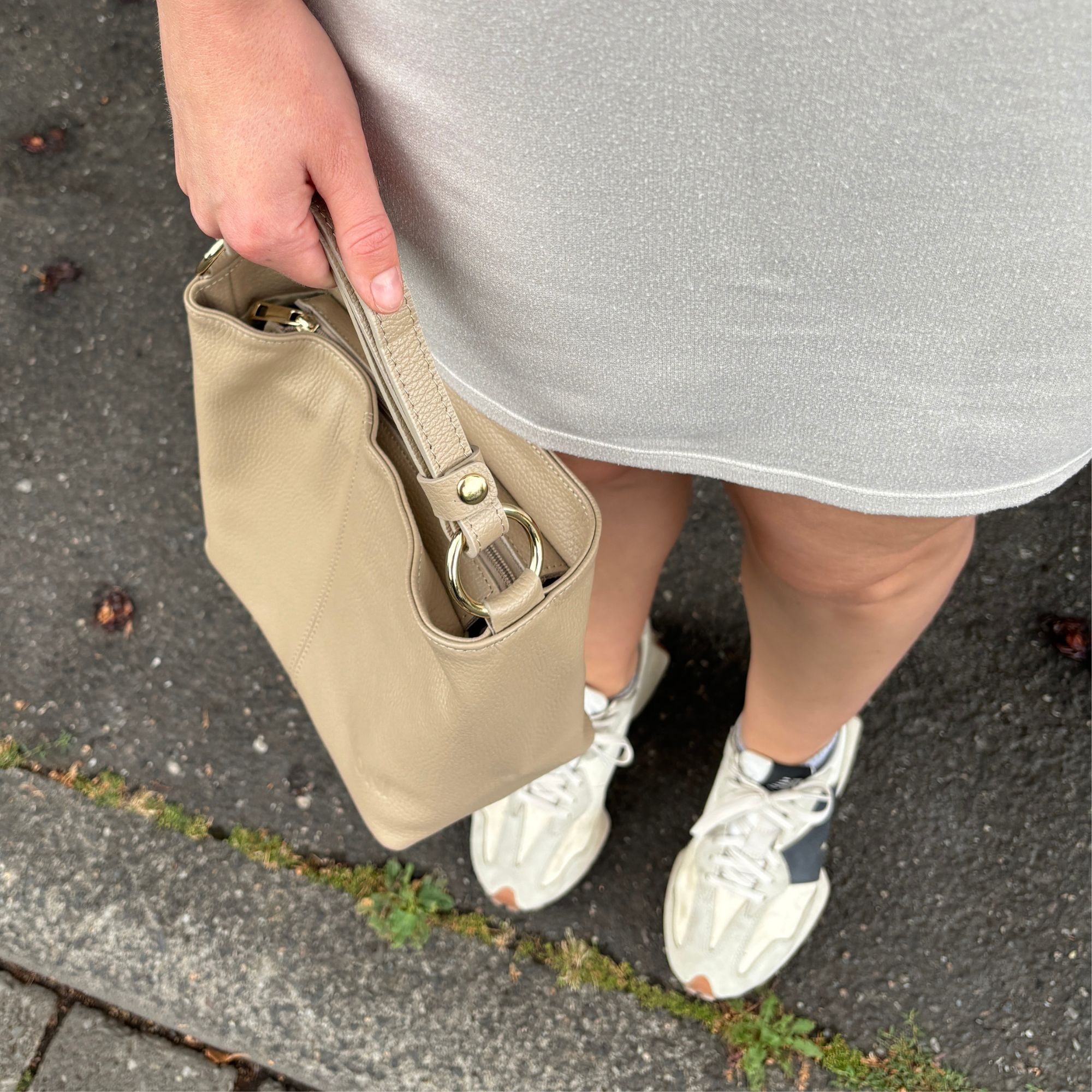 Umhängetasche Monica in Taupe am kurzen Lederhenkel getragen
