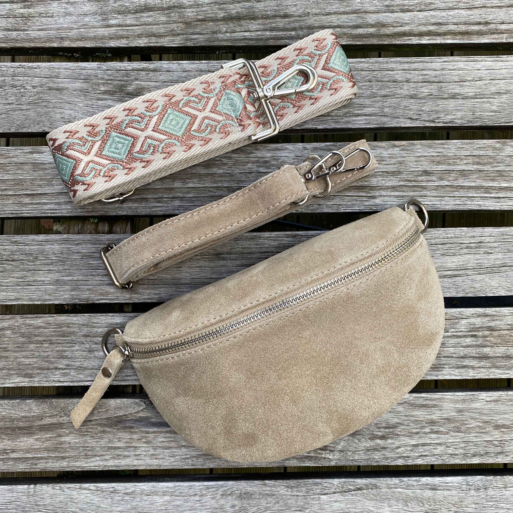 Beliebte Bauchtasche aus Wildleder in neutralem Ton mit einzigartigem gemusterten Gurt für einen modernen Look.