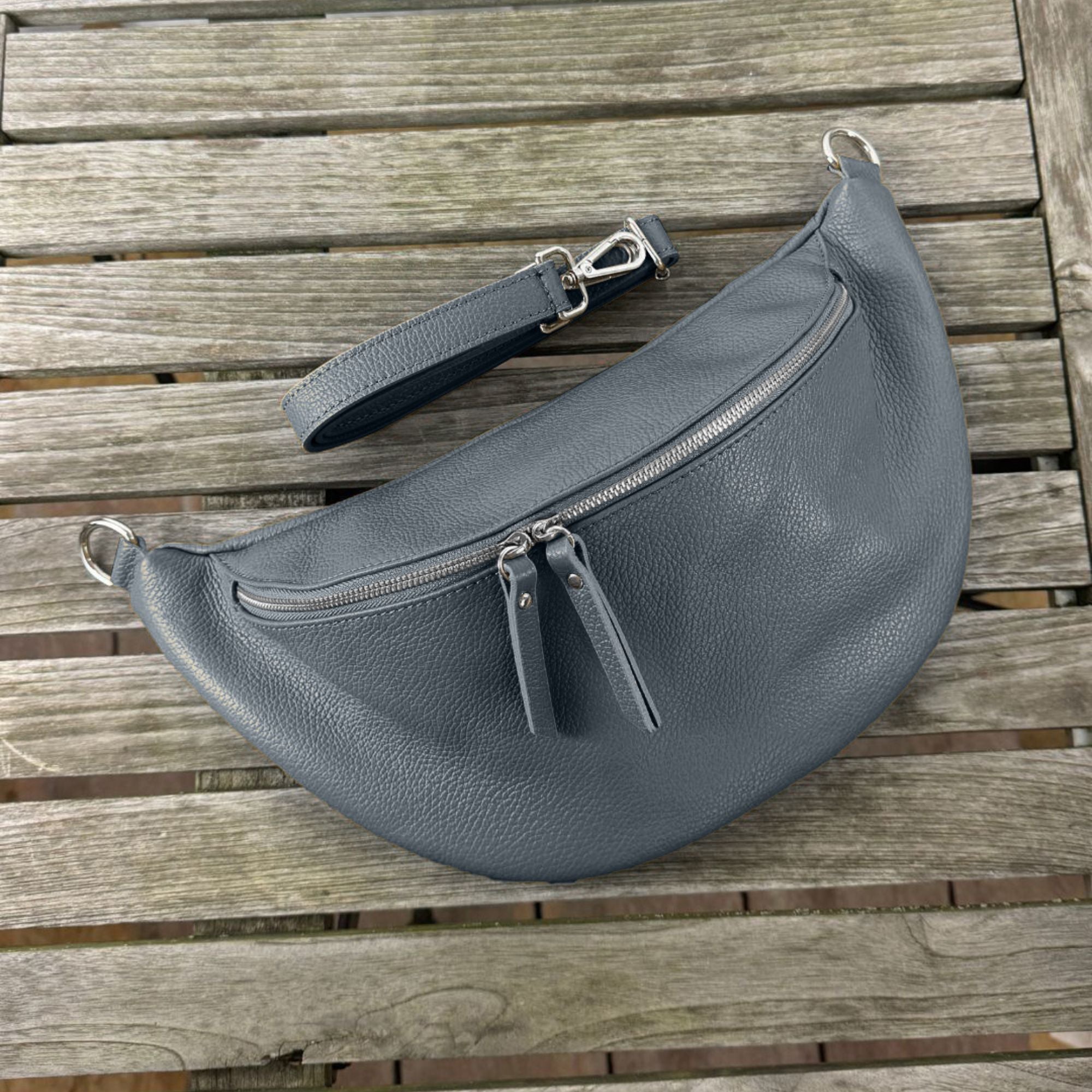 XL Bauchtasche aus Leder in Dunkelgrau mit silberfarbenem Verschluss