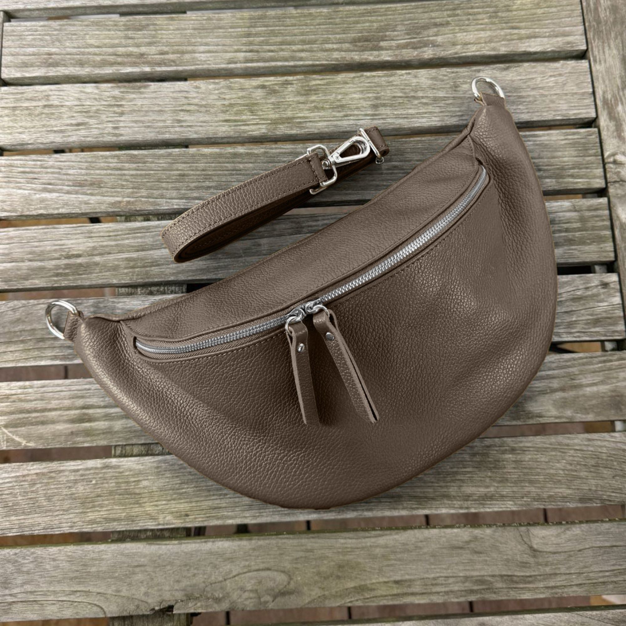 XL Bauchtasche aus Leder in Dunkeltaupe mit silberfarbenem Verschluss