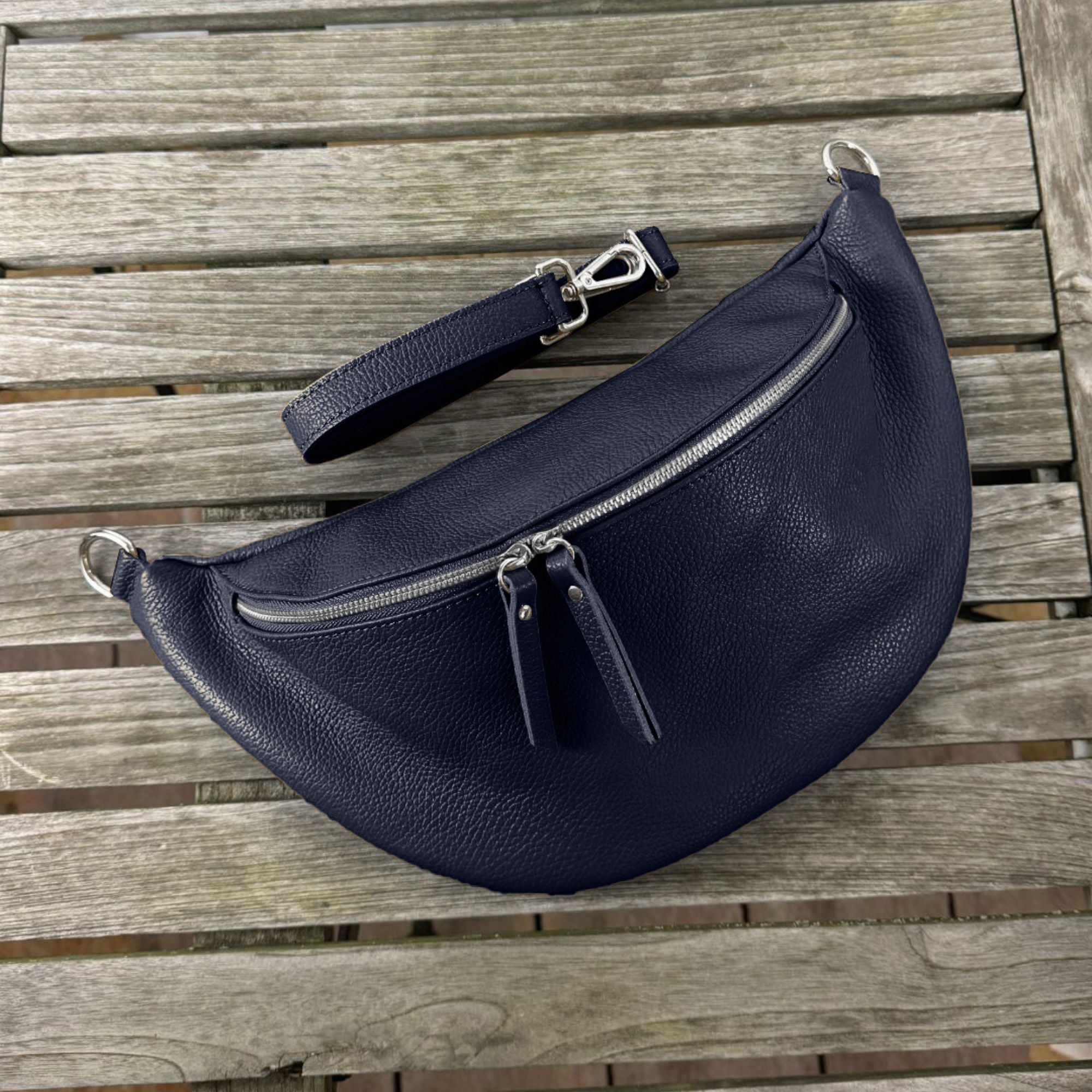 XL Bauchtasche aus Leder in Dunkelblau mit silberfarbenem Verschluss