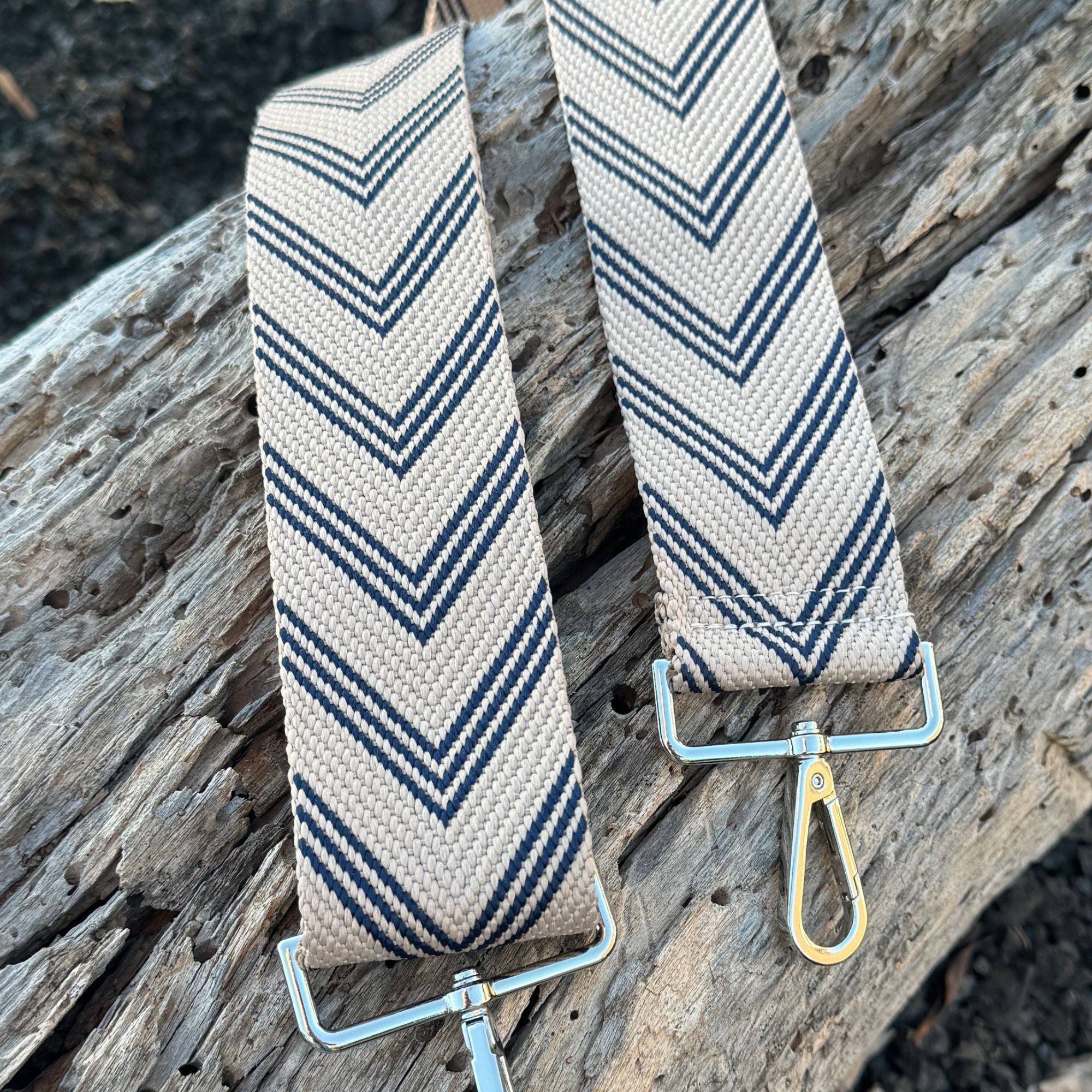 dunkelblauer taschengurt mit silberner Hardware