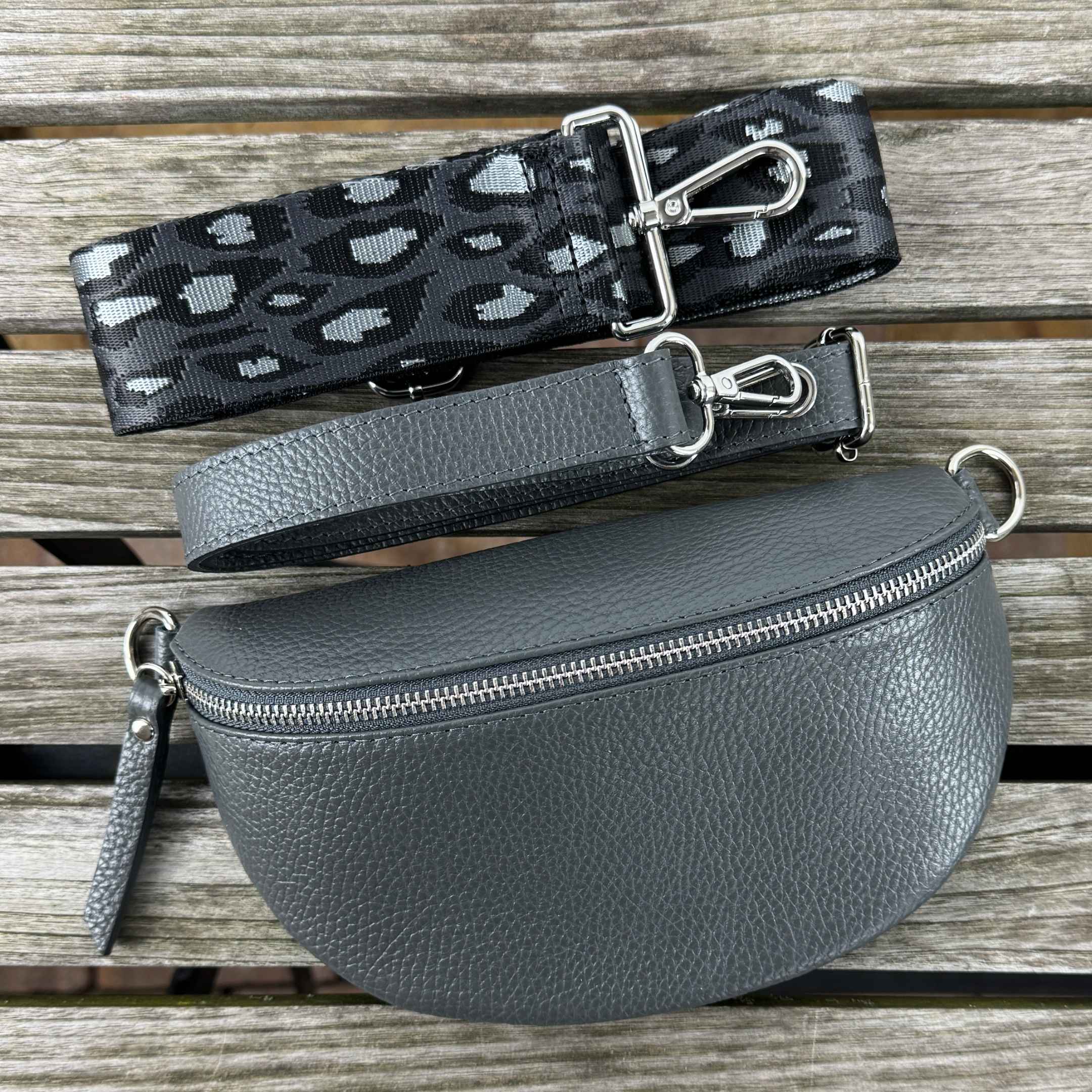 Kleine Bauchtasche in der Farbe dunkelgrau mit schmalem Ledergurt und grauem Leo Gurt. Stylisch und Modern!