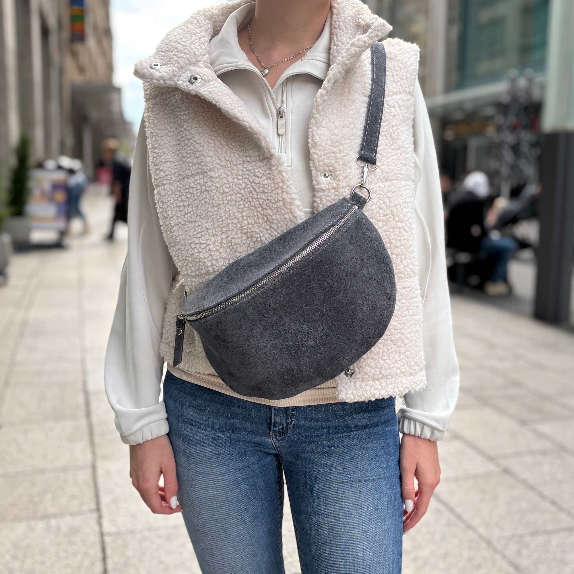 Graue Bauchtasche aus Wildleder mit dezentem Gurt, das ideale Accessoire für einen trendbewussten und Minimalisten Look.