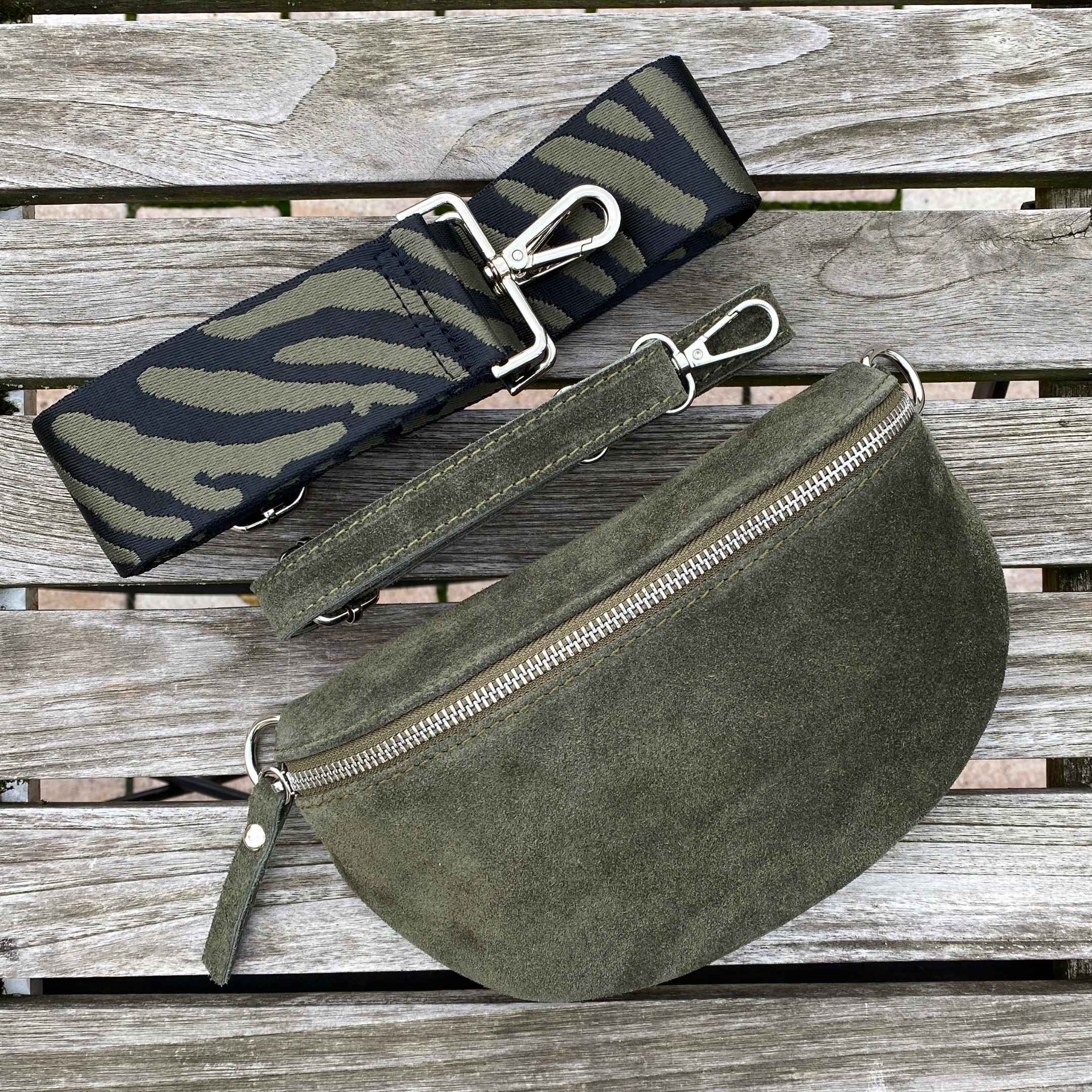 Dunkelgrüne Wildleder Bauchtasche von MAONI mit schwarz dunkelgrünem Zebra Taschengurt - Animal Print. Perfekt für jedes Outfit.