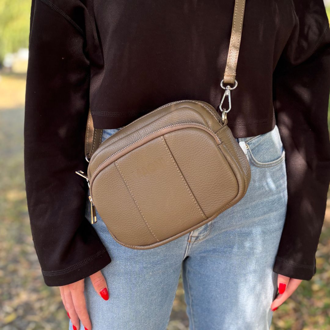 Crossbody Tasche Nahaufnahme Tragefoto