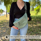 Extra große grüne Bauchtasche aus Glattleder mit elegantem Look – geräumig und ideal für den Alltag oder Reisen