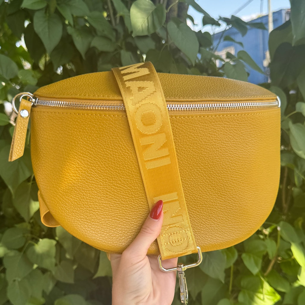 gelbe Bauchtasche aus Leder in der Natur