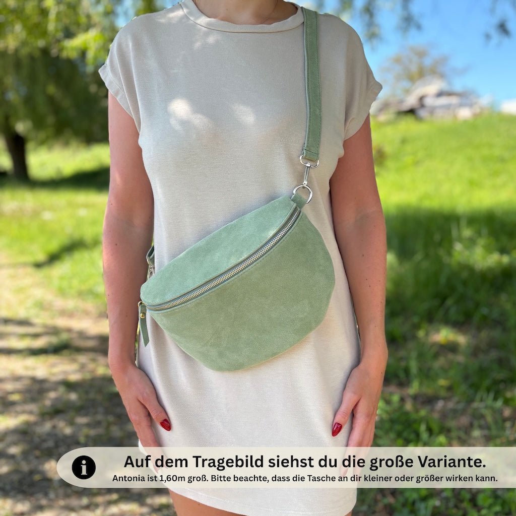 Frau trägt grüne Veloursleder Bauchtasche in der Sommerfarbe grün.