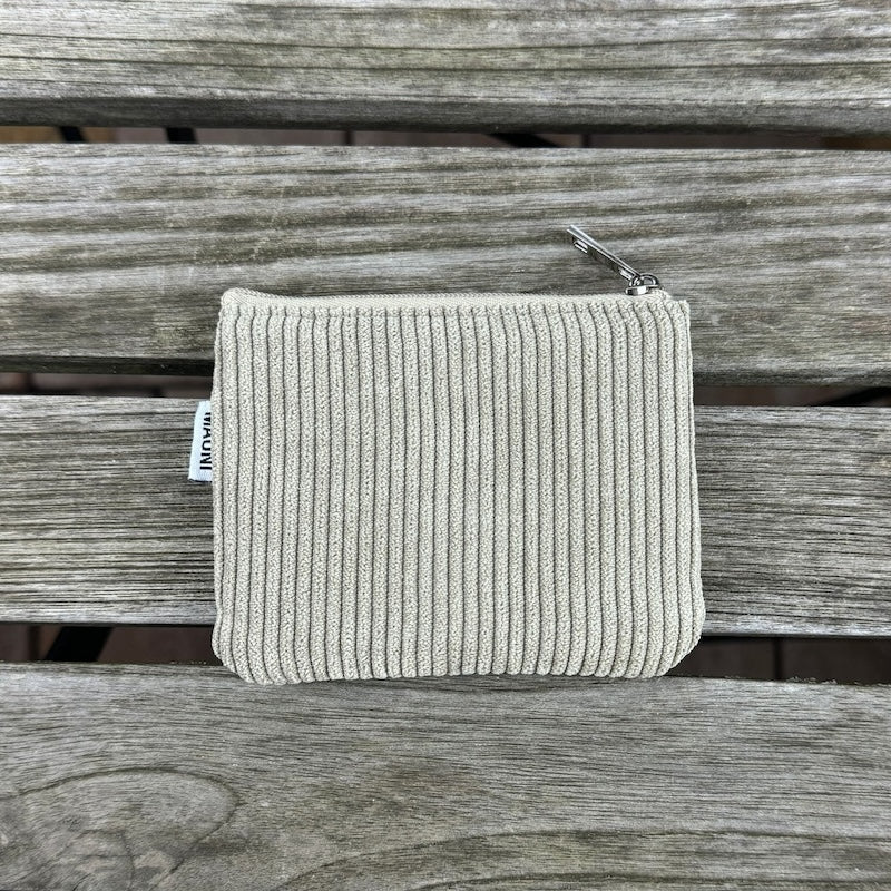 Grünes Cord Etui - geeignet für Karten, Geld und Kleinkram.