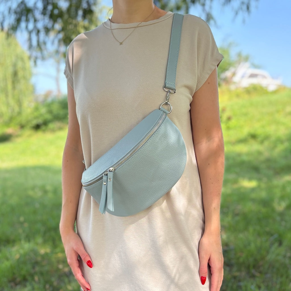 Hellblaue MAONI-Bauchtasche mit schmalem Ledergurt – elegant und zurückhaltend getragen als Crossbody