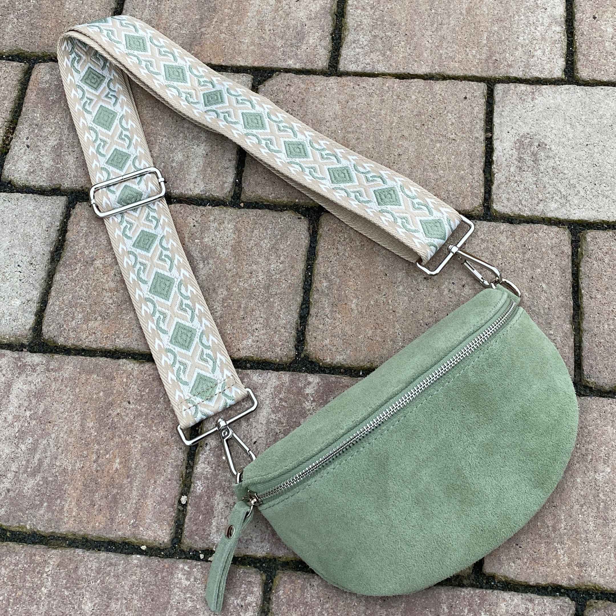 Grüne Wildleder-Bauchtasche mit gemustertem Gurt – trendig und praktisch für jedes Outfit.