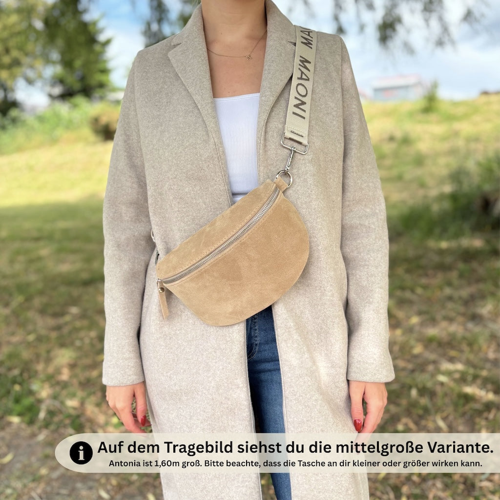 Mittelgroße Bauchtasche, crossbody getragen von Frau mit beigem Mantel – stilvoller, alltagstauglicher Look