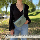 Mittelgroße Bauchtasche aus grünem Leder, kompakt und stilvoll – perfektes Accessoire für Freizeit und City-Looks“