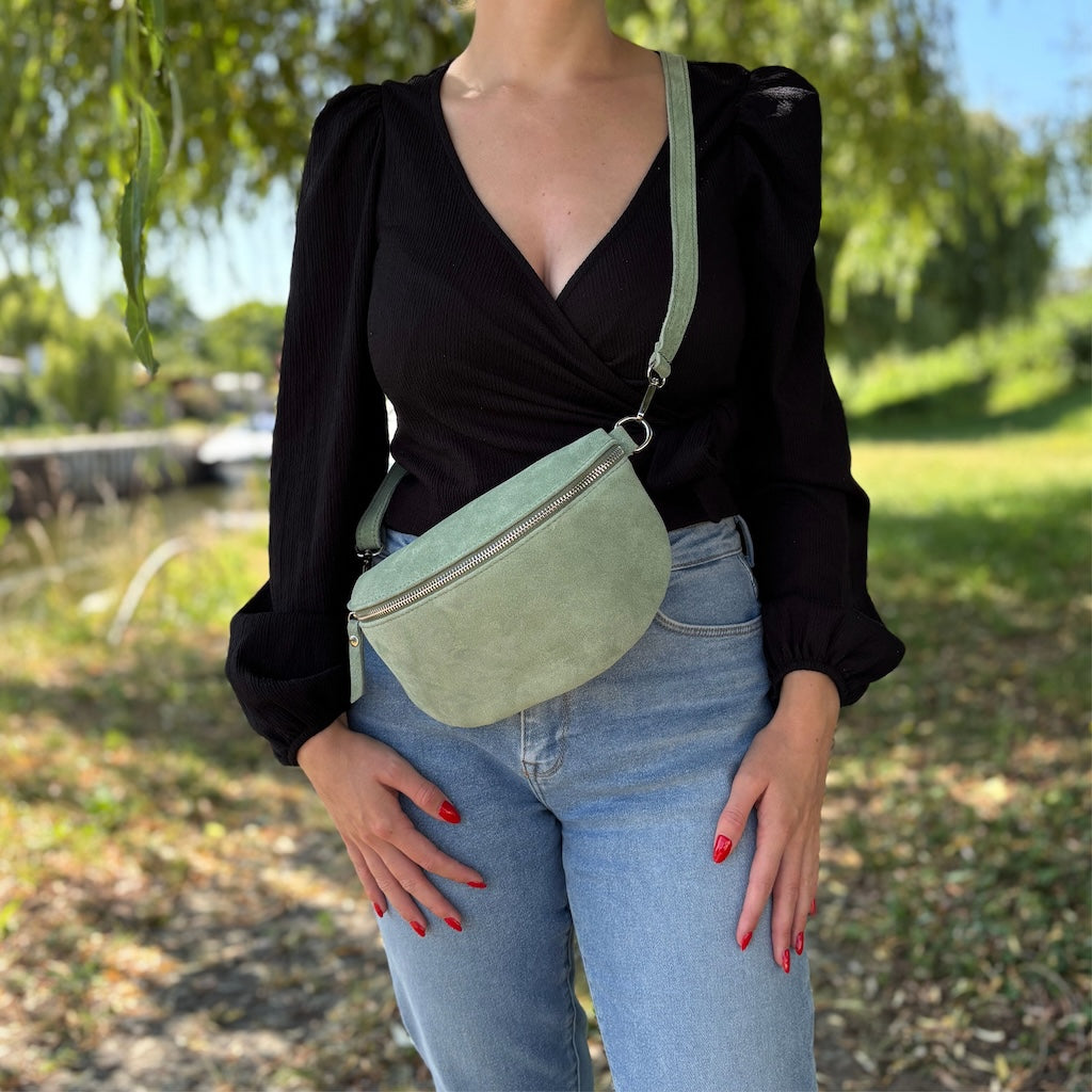 Mittelgroße Bauchtasche aus Wildleder in der Farbe Grün, perfekte Sommer Handtasche für Frauen