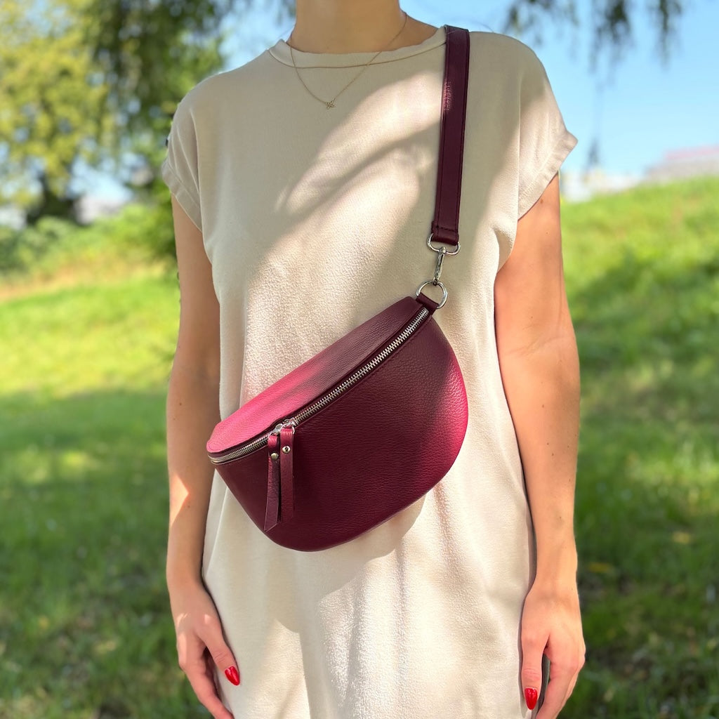 junge Frau trägt rote Bauchtasche kombiniert mit beigem Kleid