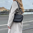 schwarze Halfmoon Tasche