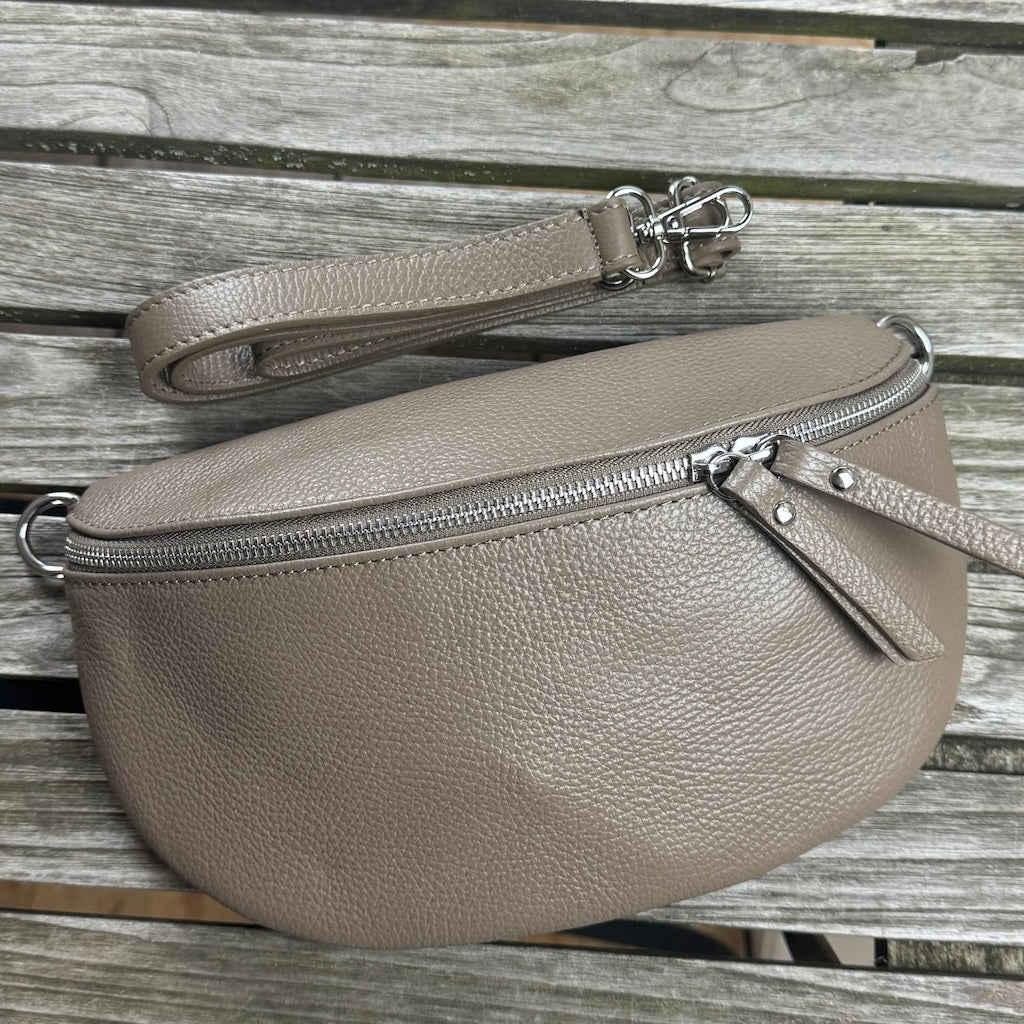 Bauchtasche Leder groß mit Reißverschlussfach auf der Rückseite auf Holztisch