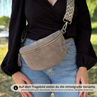 Crossbody getragen: Edle Bauchtasche aus Wildleder in Dunkeltaupe zu schickem Outdoor-Outfit