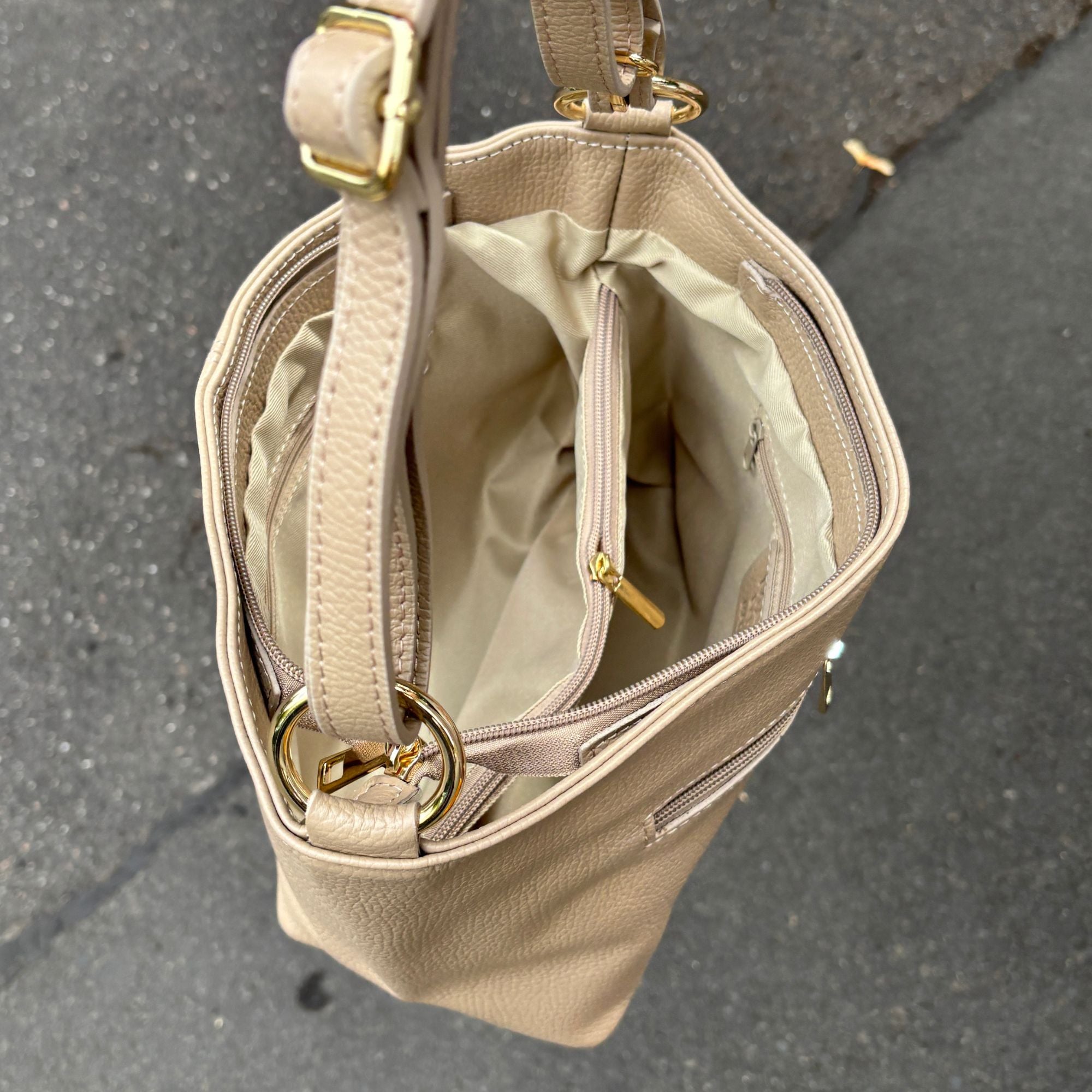 Innenansicht der Umhängetasche Monica in Taupe mit Reißverschlussfächern