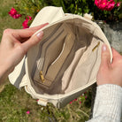 Innenansicht von der Halfmoon Tasche. Zu sehen ist das große Hauptfach, die zwei Reißverschlussfächer auf beiden Seiten, sowie das Fach für Karten.