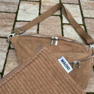 Nahaufnahme von Cord Etui, im Hintergrund Cord Bauchtasche