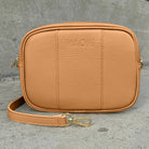 crossbody Tasche aus Leder mit goldfarbenem Verschluss in der Farbe Cognac mit auswechselbarem Gurt