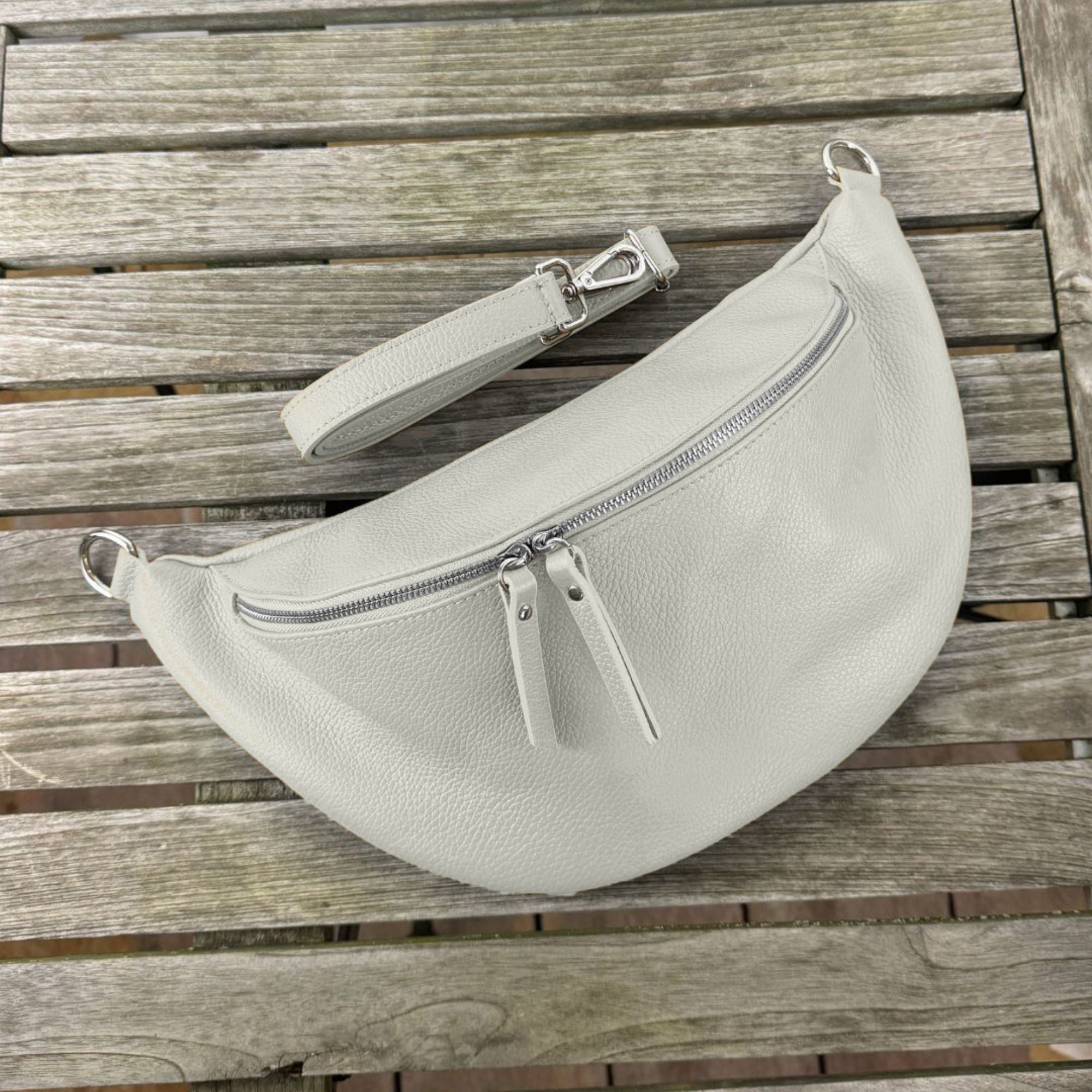 XL Bauchtasche aus Leder in Beige mit silberfarbenem Verschluss