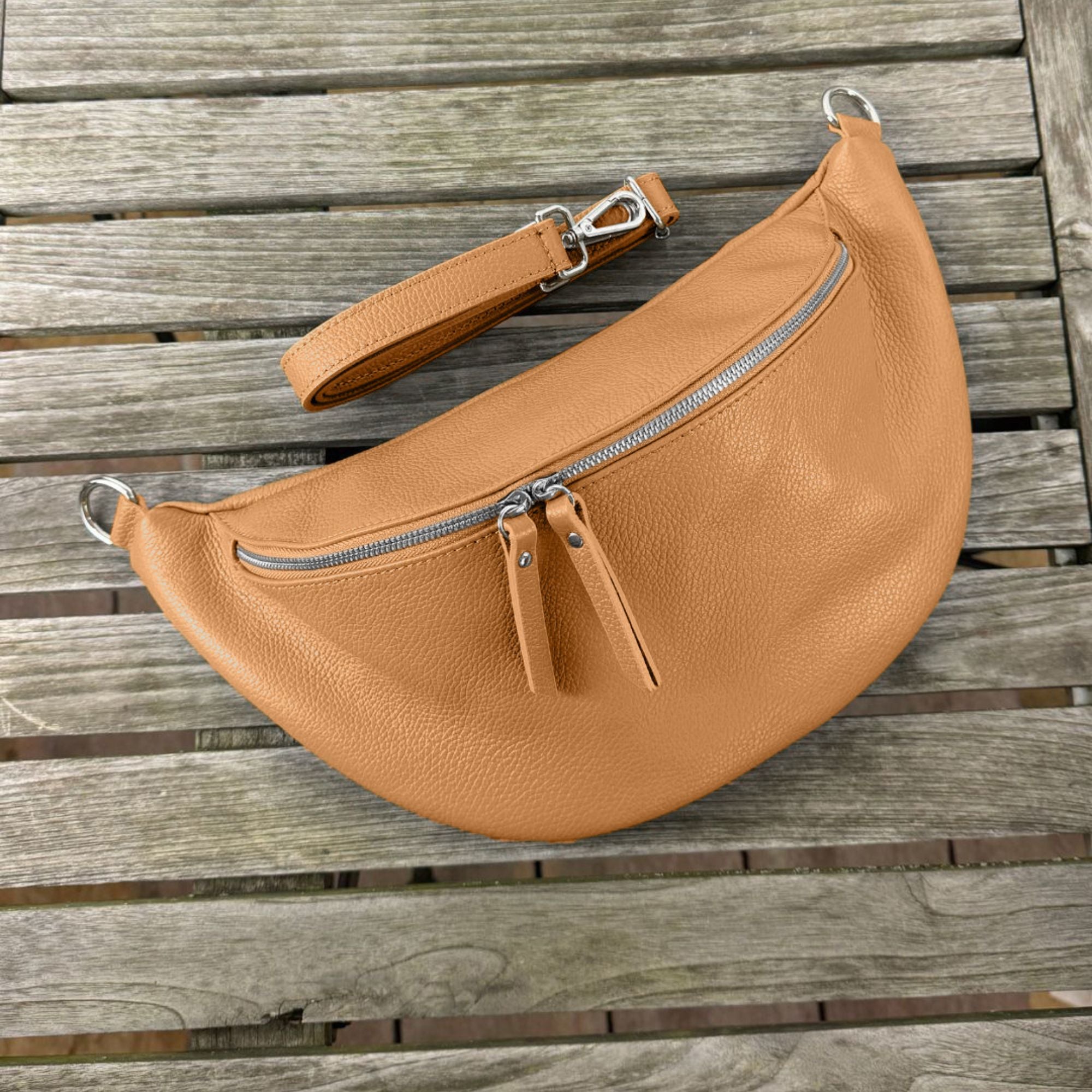 XL Bauchtasche aus Leder in Cognac mit silberfarbenem Verschluss