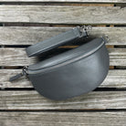kleine Bauchtasche aus Leder in dunkelgrau